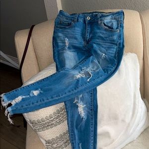 Mid-Rise distressed skinny jeans 👖